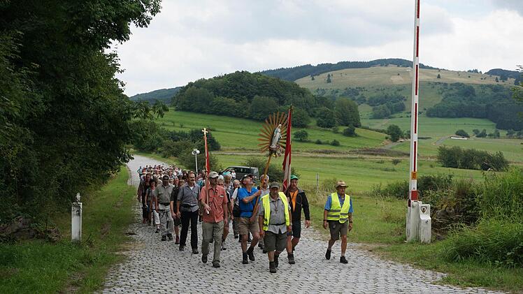 Schranke auf: Für die Wegfurter Wallfahrer öffnet sich einmal im Jahr die Schranke zum Truppenübungsplatz Wildflecken.  Foto: Marion Eckert