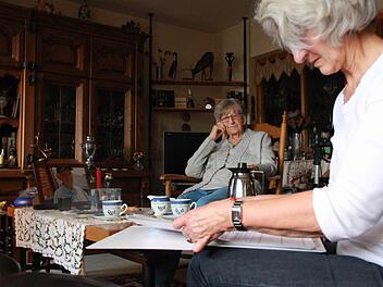 Monika Geis (rechts) führt Angehörige durch den Pflegegeld-Dschungel. Sie rät der 90-jährigen Ingrid Klingsporn (Mitte) zu einem Notruf-Armband. Foto: Carmen Schmitt