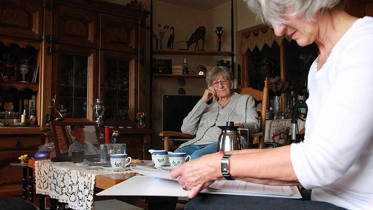 Monika Geis (rechts) führt Angehörige durch den Pflegegeld-Dschungel. Sie rät der 90-jährigen Ingrid Klingsporn (Mitte) zu einem Notruf-Armband. Foto: Carmen Schmitt