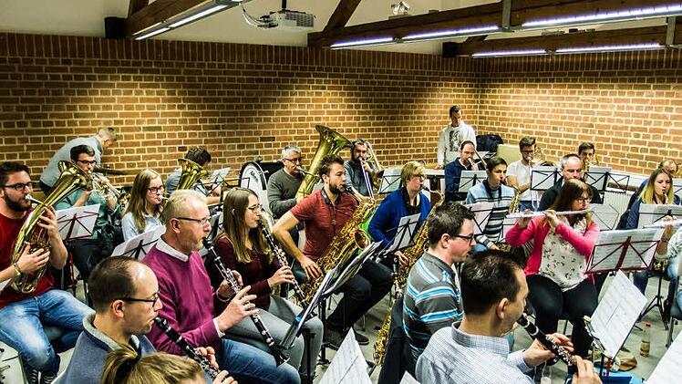 Impressionen von der Probenarbeit des Musikvereins Rödental für das Weihnachtskonzert in der Franz-Goebel HalleFoto: Jochen Berger