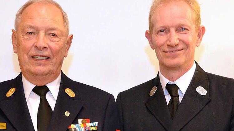 Auszeichnungen erhielten Christian Dösch (Ehrennadel in Gold, rechts) und Herbert Röttinger (60-jährige Mitgliedschaft). Foto: Peter Rauch