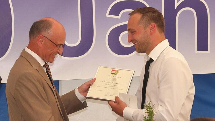 Eine Dankurkunde überreichte auch Landrat Wilhelm Schneider (links) an SC-Vorsitzenden Matthias Fischer.Foto: Günther Geiling