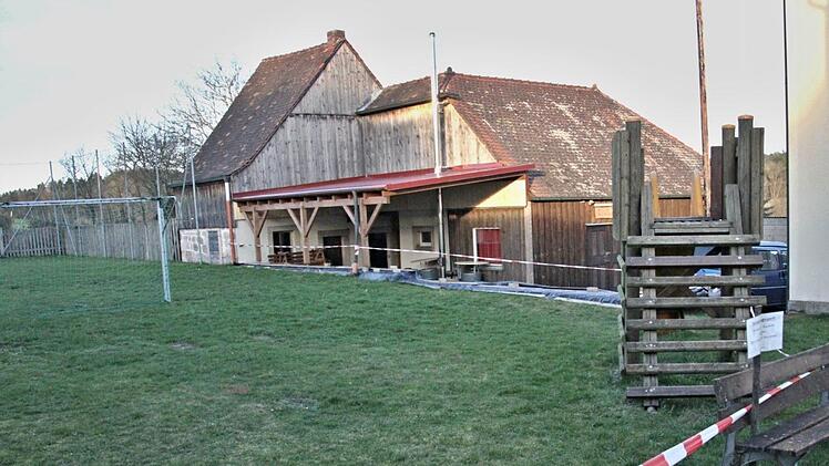Der Kinderspielplatz hinter der ehemaligen Schule brennt den jungen Bürgern aus Birkenfeld auf den Nägeln. Dieser müsse entsprechend umgestaltet werden, wurde gefordert - gegebenenfalls auch, bevor es mit der punktuellen Dorferneuerung voran geht, wurde gefordert.  Foto: Helmut Will