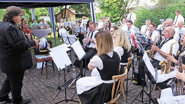 Die Bergmannskapelle Stockheim unter der Leitung von Dirigent Michael Botlik erfreute am Sonntag bei ihrer Serenade mit einem bunten Blumenstrauß beliebter Melodien. Foto: Gerd Fleischmann