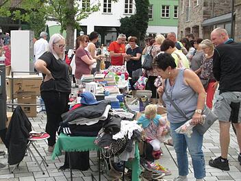 Recht guten Besuch verzeichnete der Hammelburger Flohmarkt auch im Ferienmonat August.  Foto: Winfried Ehling