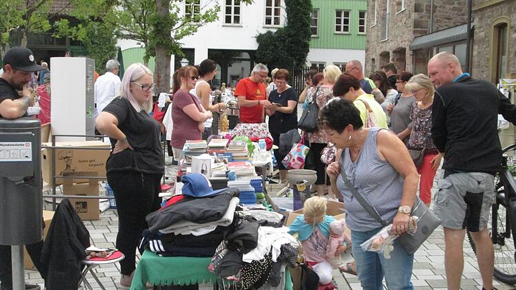 Recht guten Besuch verzeichnete der Hammelburger Flohmarkt auch im Ferienmonat August.  Foto: Winfried Ehling