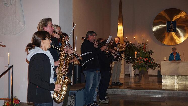 Nachts um zwei Jahr spielten die Hohenrother Wallfahrtsmusikanten eine Marienandacht.  Foto: Marion Eckert