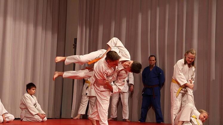 Gekonnte Würfe des Nachwuchses beim Judo (Manfred Klauer). Foto: Thomas Dill