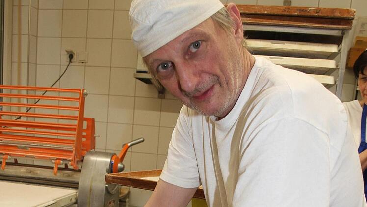 Die Faschingskrapfen werden von jeder Seite zwei Mal gebacken. Foto: Sonny Adam