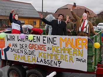 Die Verschmelzung aus großer Politik und einem Seitenhieb auf die Nachbarn aus Kemmern schaffte das Breitengüßbacher Jugendforum.  beim Faschingsumzug in Unteroberndorf. Foto: Johannes Michel