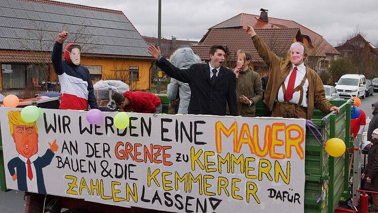 Die Verschmelzung aus großer Politik und einem Seitenhieb auf die Nachbarn aus Kemmern schaffte das Breitengüßbacher Jugendforum.  beim Faschingsumzug in Unteroberndorf. Foto: Johannes Michel