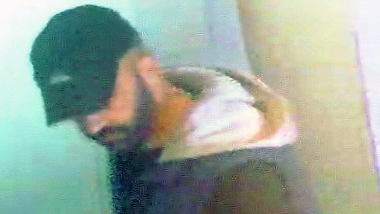 Die Polizei sucht nach diesem Mann - und bittet die Bevölkerung um Hilfe. Foto: Polizei