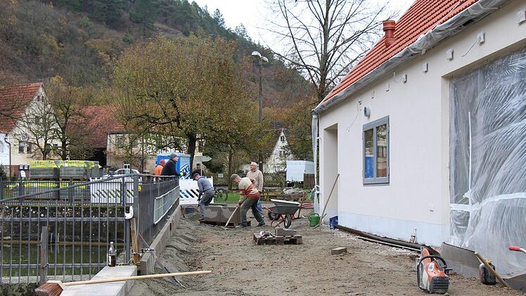 Beim Arbeitseinsatz an der Außenanlage packen alle mit an.Tanja Krumm
