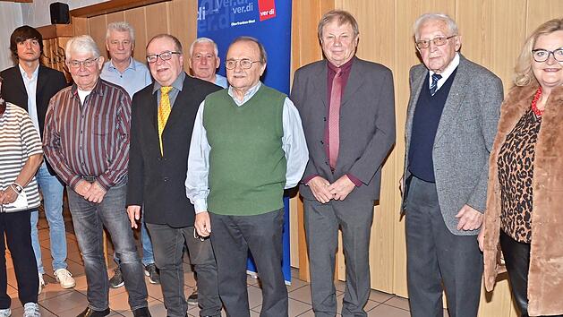 Diese Jubilare konnten in diesem Jahr 2021 ihr Treuejubiläum zur Gewerkschaft feiern, mit im Bild Dirk Schneider (2. v. l.) und Marie-Luise Loewel (rechts).