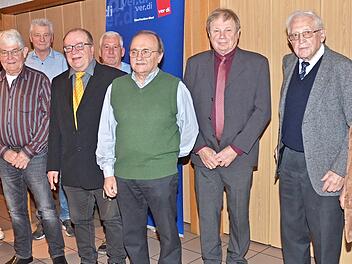 Diese Jubilare konnten in diesem Jahr 2021 ihr Treuejubiläum zur Gewerkschaft feiern, mit im Bild Dirk Schneider (2. v. l.) und Marie-Luise Loewel (rechts).
