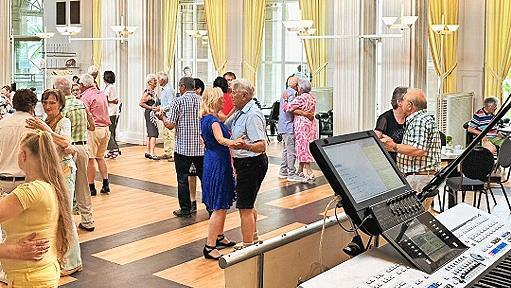 Im Kurgarten Caf&eacute; Bad Kissingen wird einmal im Monat getanzt. Die Organisation hat UG LachfAlTen &uuml;bernommen