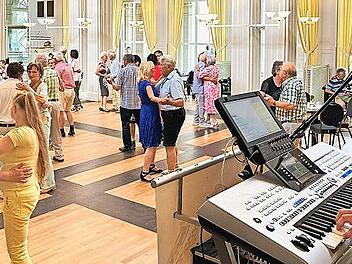 Im Kurgarten Café Bad Kissingen wird einmal im Monat getanzt. Die Organisation hat UG LachfAlTen übernommen