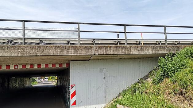 Autobahnbrücke, Unterführung, Bauwerk, Sperrung, Umleitung, Bauarbeiten,. Baustelle