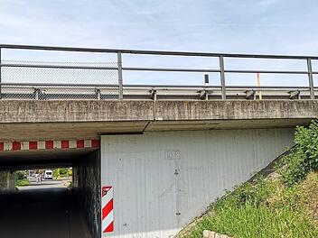 Autobahnbrücke, Unterführung, Bauwerk, Sperrung, Umleitung, Bauarbeiten,. Baustelle