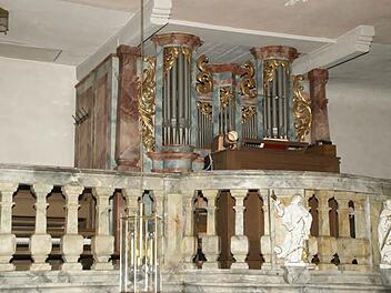 Ein Schmuckstück von außen, im Innenleben aber nur noch eingeschränkt funktionstüchtig ist die Orgel in Steinbach. Die Gemeinde unterstützt die Kuratie mit einem Zuschuss beim Orgelneubau. Der Prospekt von 1720 bleibt dabei erhalten. Mehr noch: Er soll sogar noch besser zur Geltung kommen.  Das neue Instrument wird eine so genannte Schleifladenorgel sein und fast 100 000 Euro kosten.  Foto: Sabine Weinbeer
