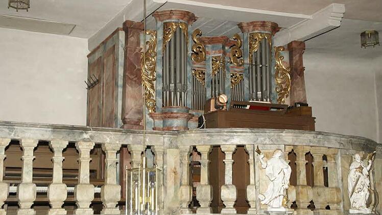 Ein Schmuckstück von außen, im Innenleben aber nur noch eingeschränkt funktionstüchtig ist die Orgel in Steinbach. Die Gemeinde unterstützt die Kuratie mit einem Zuschuss beim Orgelneubau. Der Prospekt von 1720 bleibt dabei erhalten. Mehr noch: Er soll sogar noch besser zur Geltung kommen.  Das neue Instrument wird eine so genannte Schleifladenorgel sein und fast 100 000 Euro kosten.  Foto: Sabine Weinbeer
