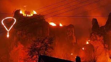 Januar: Rund 1000 Gläubige haben wieder mit einer Lichterprozession das Allerheiligste durch Pottenstein (Landkreis Bayreuth) getragen und die riesigen Holzfeuer bewundert, die rund um die Stadt aufflammten. Foto: Thomas Weichert
