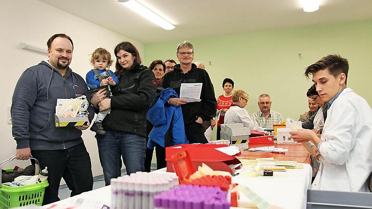 Bei der Registrierung und vor den Untersuchungsräumen standen die Blutspender Schlange. Der Andrang war groß. Foto: Michael Will