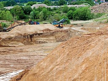 Beim Blick über den Absperrungszaun ist die Abbaufläche der Sandgrube zu erkennen, während im Hintergrund bereits begonnen wurde, die Deponie mit Bauschutt, einem sogenannten Inertabfall, zu verfüllen. Foto: privat