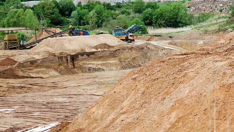 Beim Blick über den Absperrungszaun ist die Abbaufläche der Sandgrube zu erkennen, während im Hintergrund bereits begonnen wurde, die Deponie mit Bauschutt, einem sogenannten Inertabfall, zu verfüllen. Foto: privat