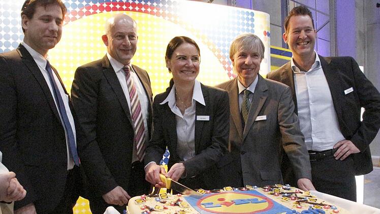 Die Torte wird angeschnitten: (v. l.) Landrat Hermann Ulm, Bürgermeister Claus Schwarzmann, Tina Pfeifer, Thomas Engel und Betriebsleiter Karl Gösling.  Foto: Josef Hofbauer