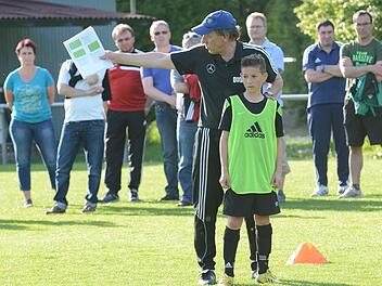 Klare Anweisungen: Stützpunkt-Leiter Thomas Hammer erklärt vor den interessierten Trainern und Betreuern einem seiner Auswahlspieler die nächste Übung. Fotos: ssp (15)