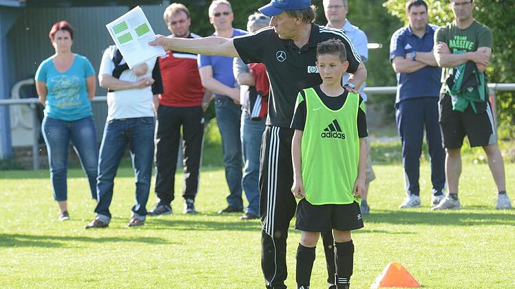 Klare Anweisungen: Stützpunkt-Leiter Thomas Hammer erklärt vor den interessierten Trainern und Betreuern einem seiner Auswahlspieler die nächste Übung. Fotos: ssp (15)