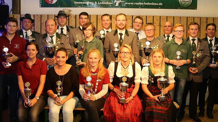 Das Bild zeigt alle Pokalgewinner. Foto: Franz Galster