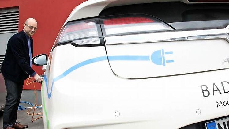 Ulrich Leber, Technischer Werkleiter bei den Stadtwerken Bad Neustadt und mitverantwortlich für die Projekte im Rahmen der "Modellstadt Elektromobilität Bad Neustadt an der Saale", beim Aufladen des Dienstfahrzeugs. Demnächst soll es auch eine Schnell-Ladesäule geben.  Fotos: Anja Greiner