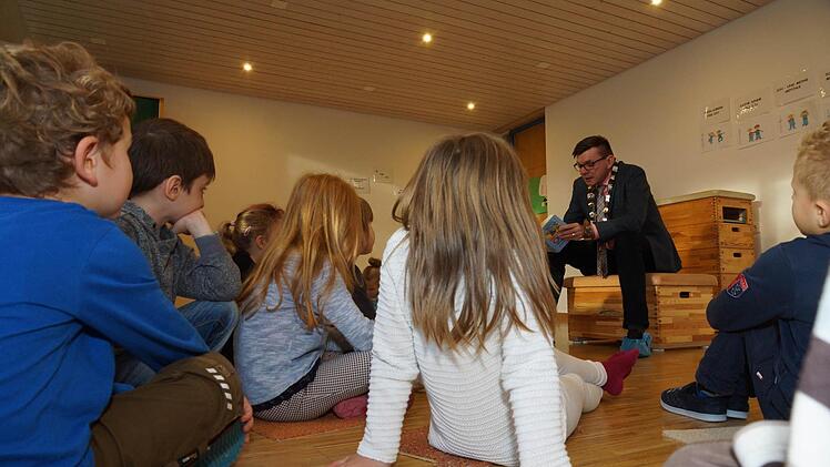 Die Kinder lauschen Bürgermeister Armin Warmuth. Foto: Arkadius Guzy