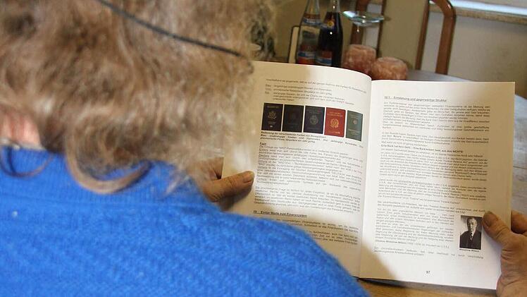 Ein Mann aus den Haßbergen liest im Buch "Die ,BRD‘-GmbH. Fotos: Groscurth