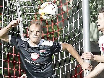 Über Jahre hinweg hat sich Joe Bechmann (l.) in der Regionalliga den Ruf eines kompromisslosen Abwehrspielers erworben. Jetzt profitiert der FCS von der Erfahrung des aus Weidhausen stammenden Neu-Sanders. Foto: sportpress