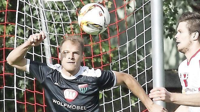 Über Jahre hinweg hat sich Joe Bechmann (l.) in der Regionalliga den Ruf eines kompromisslosen Abwehrspielers erworben. Jetzt profitiert der FCS von der Erfahrung des aus Weidhausen stammenden Neu-Sanders. Foto: sportpress