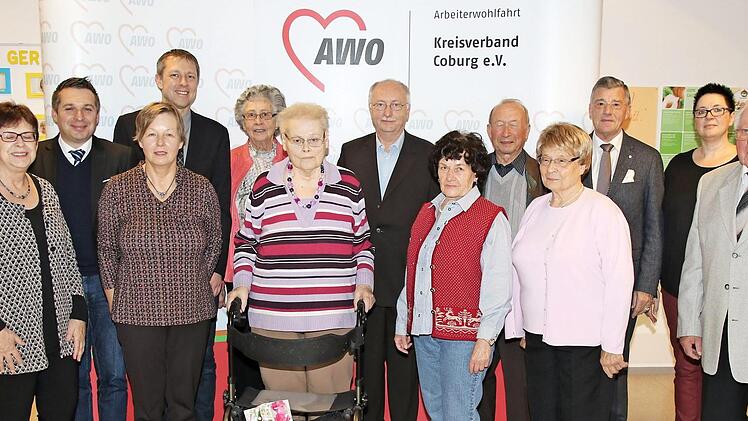 Der Awo-Ortsverein Rödental zeichnete langjährige Mitglieder mit Ehrenurkunden aus.  Foto: Desombre