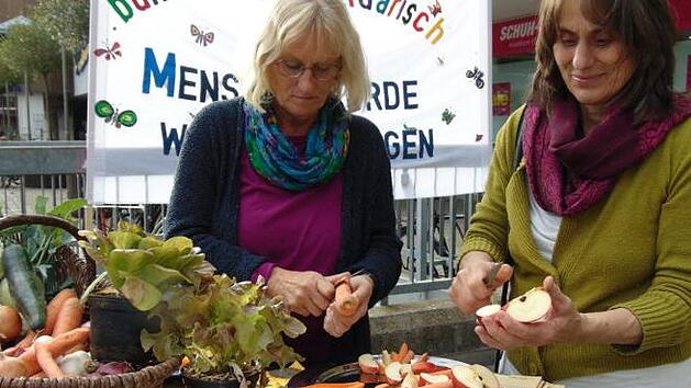 Susanne Gro&szlig;mann (l.) und Karin Depner bereiten Obst und Gem&uuml;se vor.    Foto: Petra Malbrich