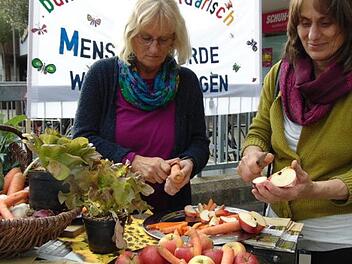 Susanne Großmann (l.) und Karin Depner bereiten Obst und Gemüse vor.    Foto: Petra Malbrich
