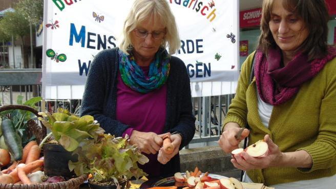Susanne Großmann (l.) und Karin Depner bereiten Obst und Gemüse vor.    Foto: Petra Malbrich
