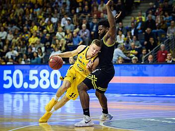 Berlins Martin Hermannsson (l) umkurvt mit dem Ball Bayreuths Hassan Martin. Foto: Gregor Fischer/dpa