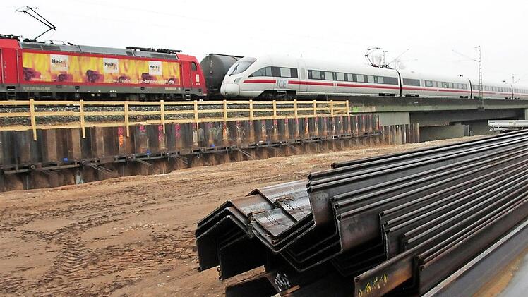 Rechts neben der bestehenden Eisenbahnbrücke werden zwei neue Bahngleise errichtet.
