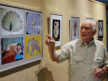 Die Ausstellung der Mosaike von Isolde Hauser kann bis Mitte Juli tagsüber im Seniorenzentrum Sankt Elisabeth besichtigt werden. Horst Kreutz (rechts) präsentiert die Arbeiten. Foto: Dieter Britz