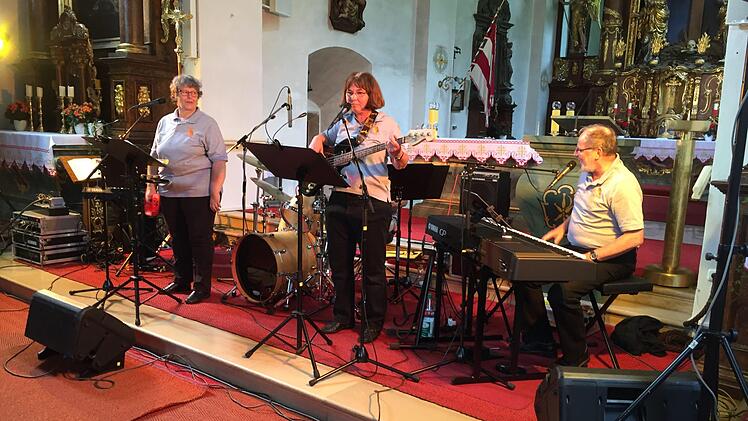 Bereits zum fünften Mal gibt die Liedermacherband "Laetitia" am Sonntag, 22. September, um 16 Uhr ein Konzert in der Kirche des Klosters am Kreuzberg. Foto: Regina Rinke