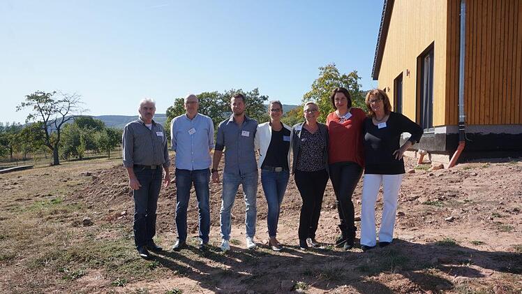 Der Stiftungsrat und Stiftungsvorstand der Leonie und Helmut Schmitt  Stiftung mit (von links: Günter Schmitt , Dr. Gerhard Strauß, André Keßler , Anna  Keßler, Brigitte Schmidt , Antje Voll  und Rosa Strauß-Carl.Marion Eckert
