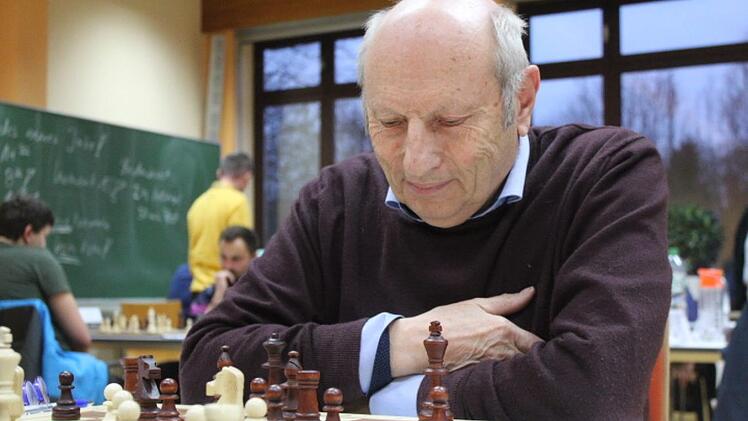 Klaus von Loeffelholz gehört zu den Senioren im Feld. Seine Erinnerungen an Schach streifen auch die Sportgeschichte. Bei einer Partie zwischen Karpow und Kasparow war er vor Ort in London. Foto: Markus Häggberg