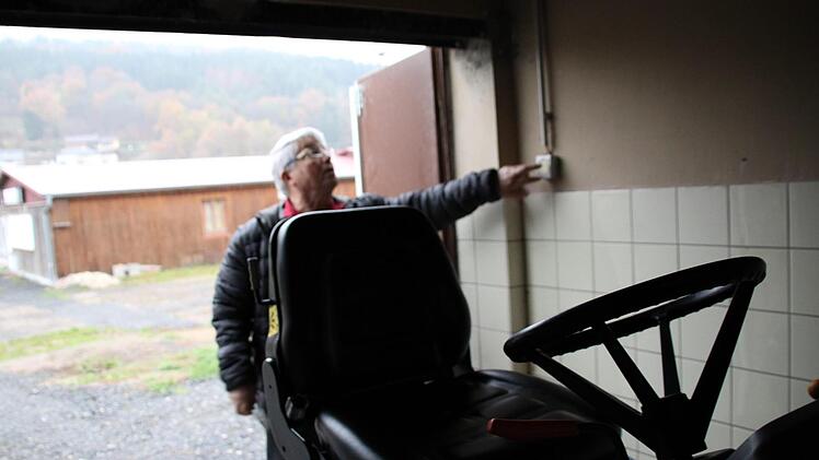 In der Garage funktioniert das Licht nicht richtig. Erwin Baum merkt es und kümmert sich darum, dass der Schaden ausgebessert wird. Foto: Ulrike Müller