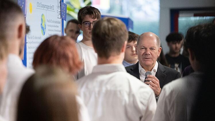 Bundeskanzler Scholz besucht Schule